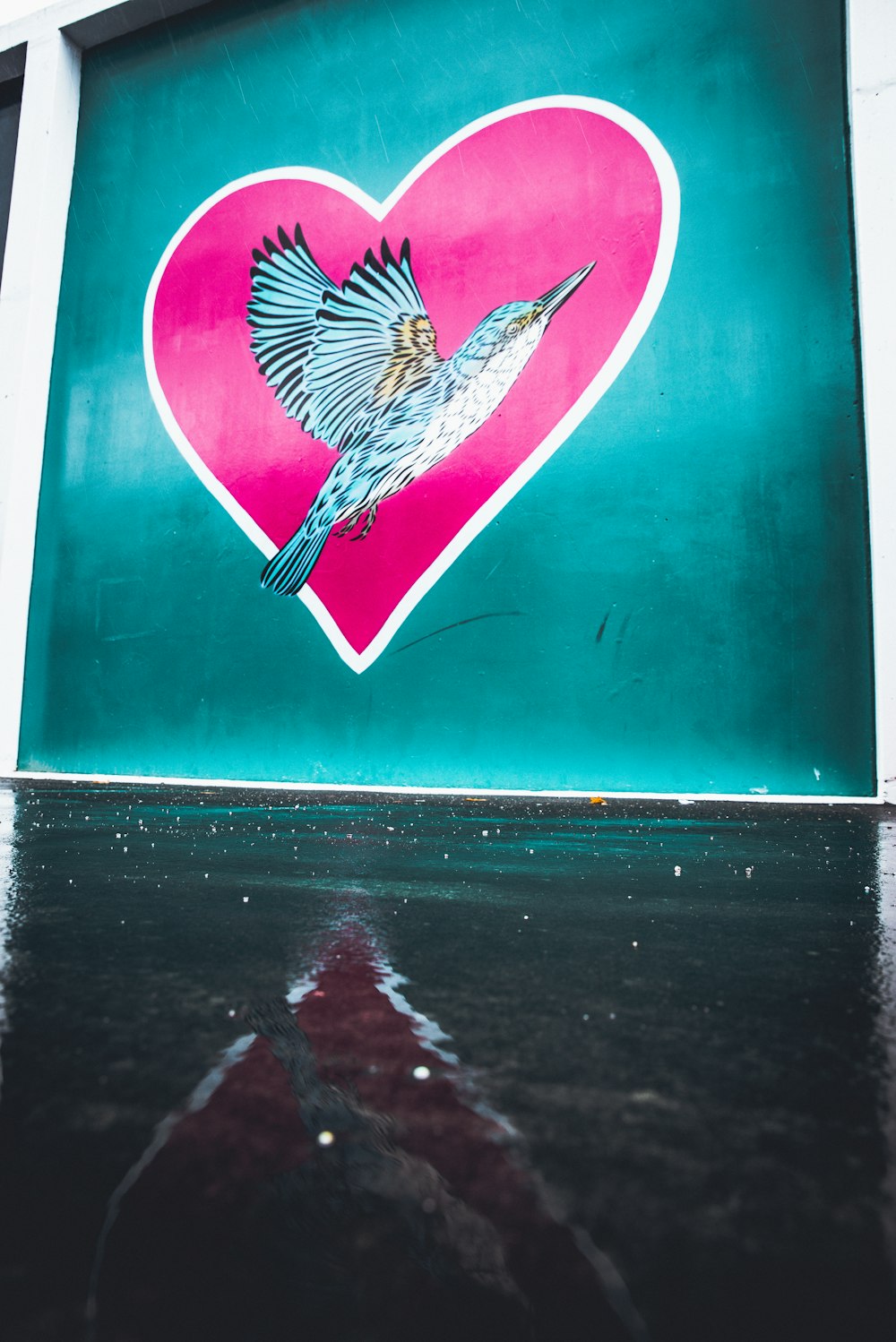 águila en pintura de fondo de corazón
