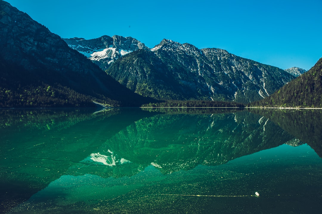 Горы и голубая вода. Альпийское озеро Эггер. Альпийские озера. Зеленое озеро Грузия. Озеро Green.