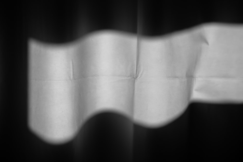 Une photo en noir et blanc d’un rideau