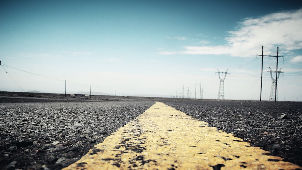 Carretera de hormigón rodeada de postes eléctricos