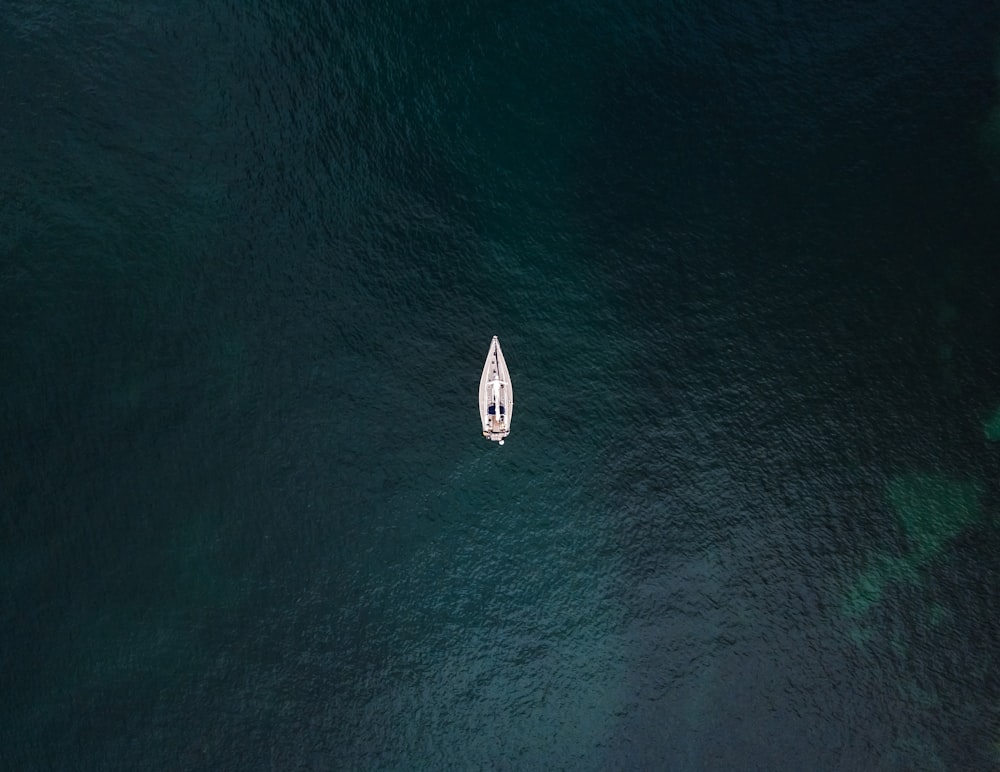 Bateau sur plan d’eau pendant la journée