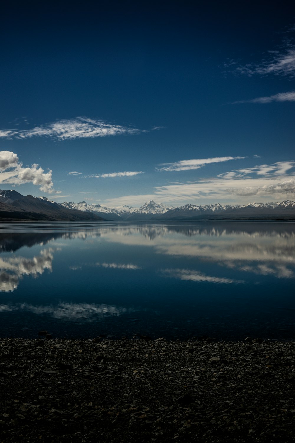 Reflexionsfotografie eines hohen Berges auf einem Gewässer