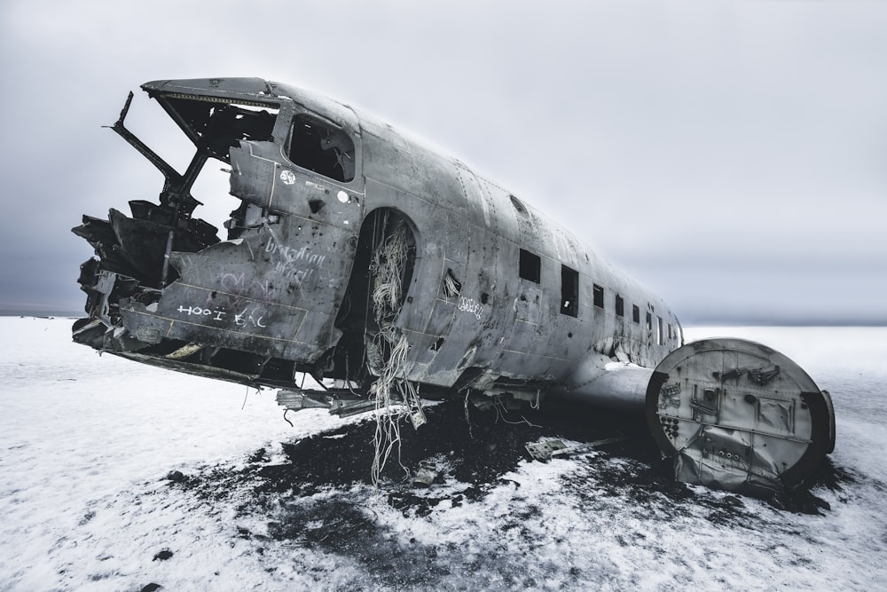 fotografia in scala di grigi di un aereo di linea abbandonato