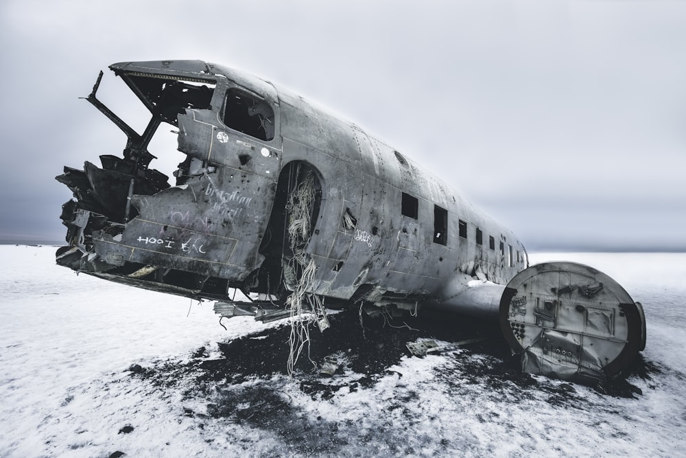 Photographie en niveaux de gris d’un avion de ligne abandonné