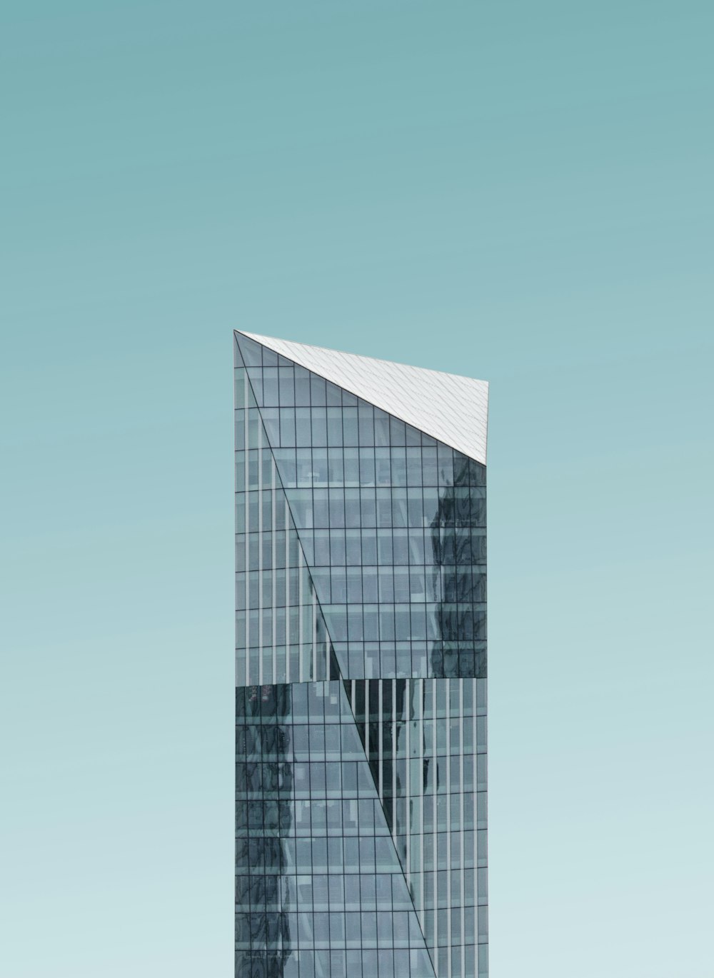 Edificio de vidrio de gran altura en primer plano-foto