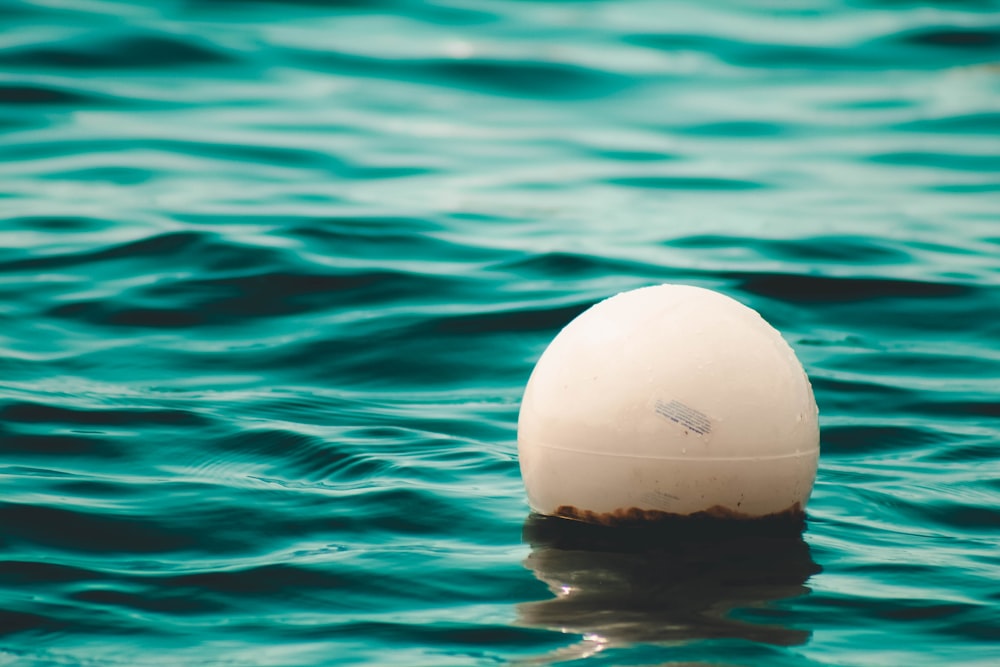 bola branca flutuando no mar