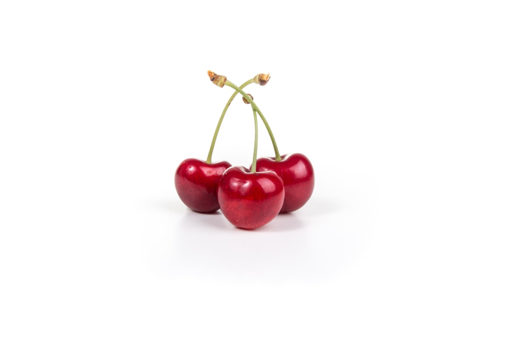 trois cerises rouges