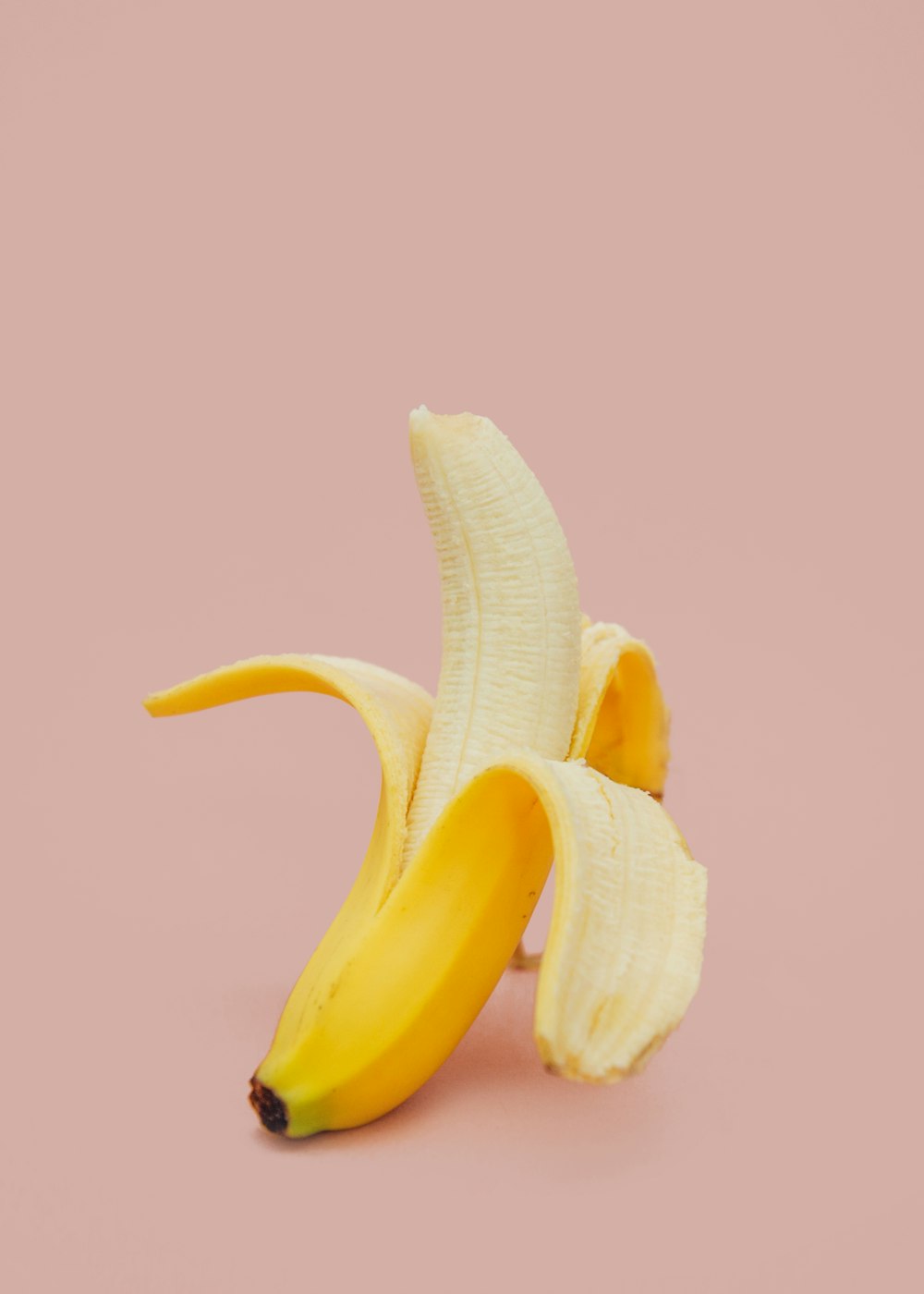 半分皮をむいたバナナの果実