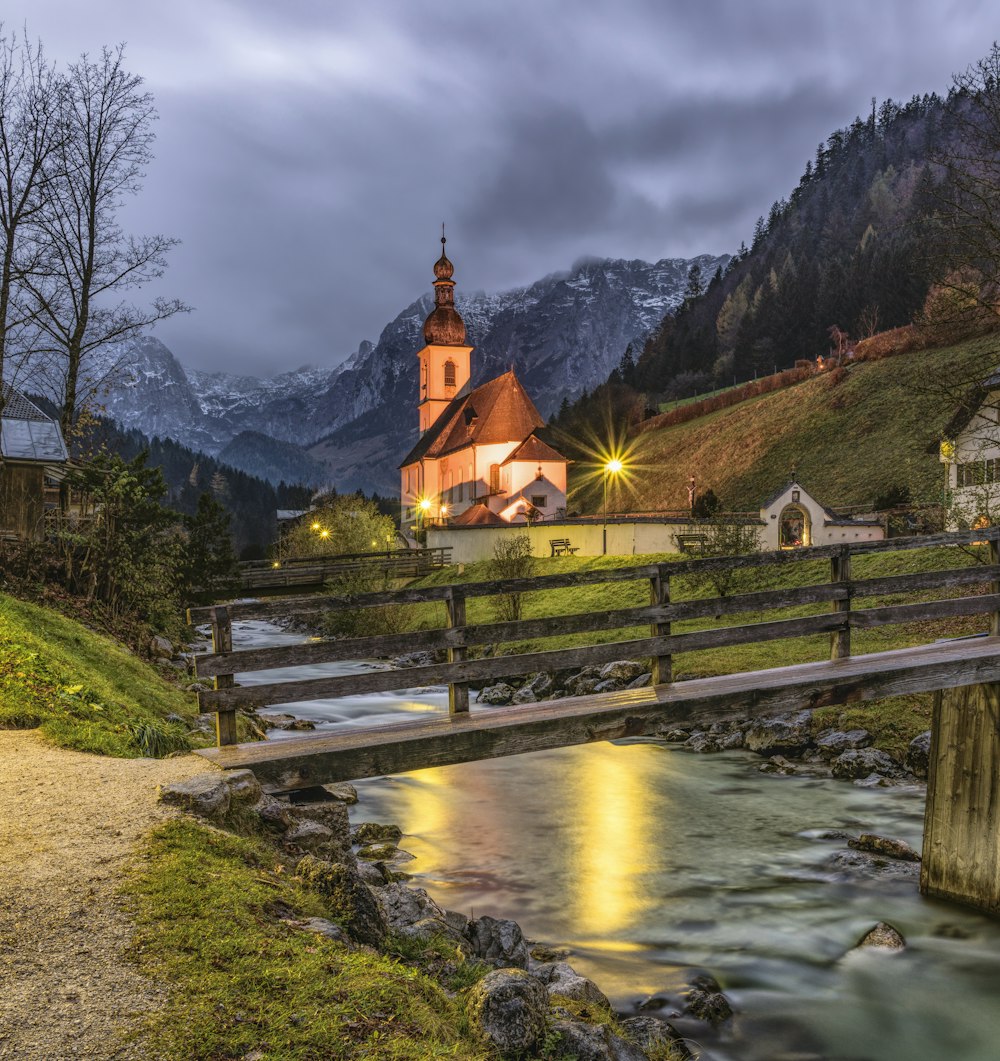 maison près du pont avec la montagne à l’illustration lointaine