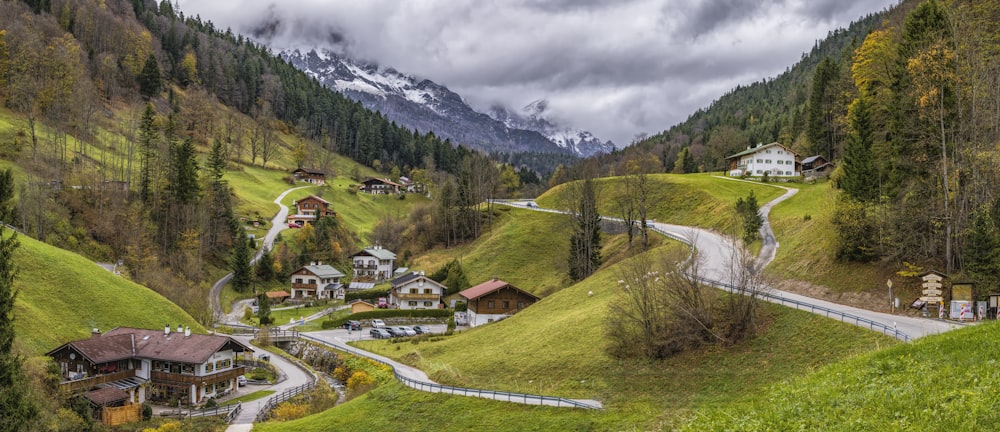 Maisons sur une montagne verdoyante entourée d’arbres