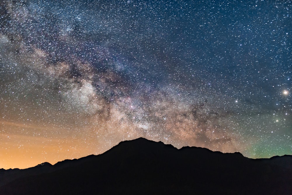 Foto da silhueta da montanha durante a noite