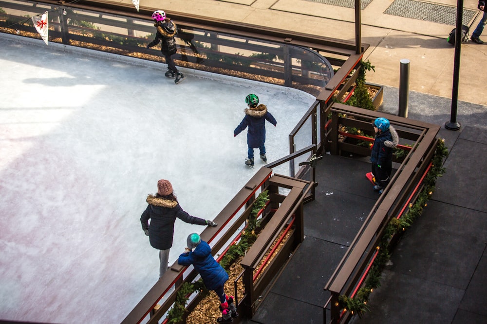 아이스링크에서 스케이트를 타는 세 아이