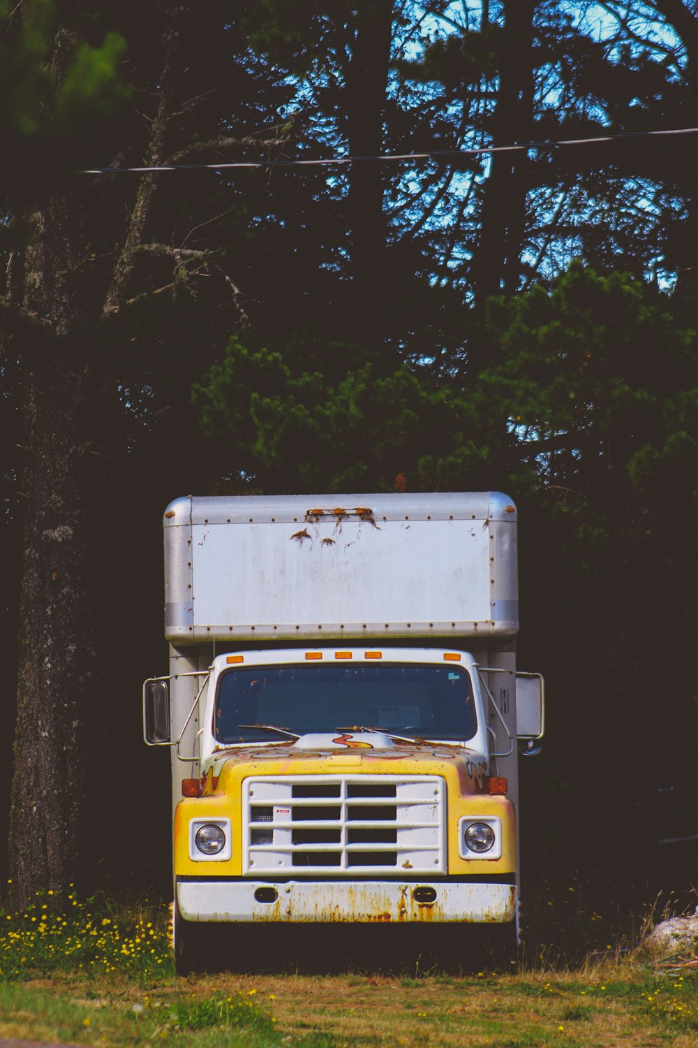 Foto de primer plano del camión de caja blanca y amarilla
