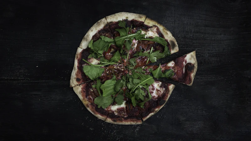 Pizza gourmet servita su tavolo in legno