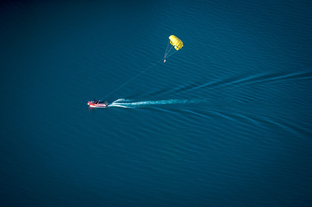 Paraquedas perto de Red Personal Water Craft