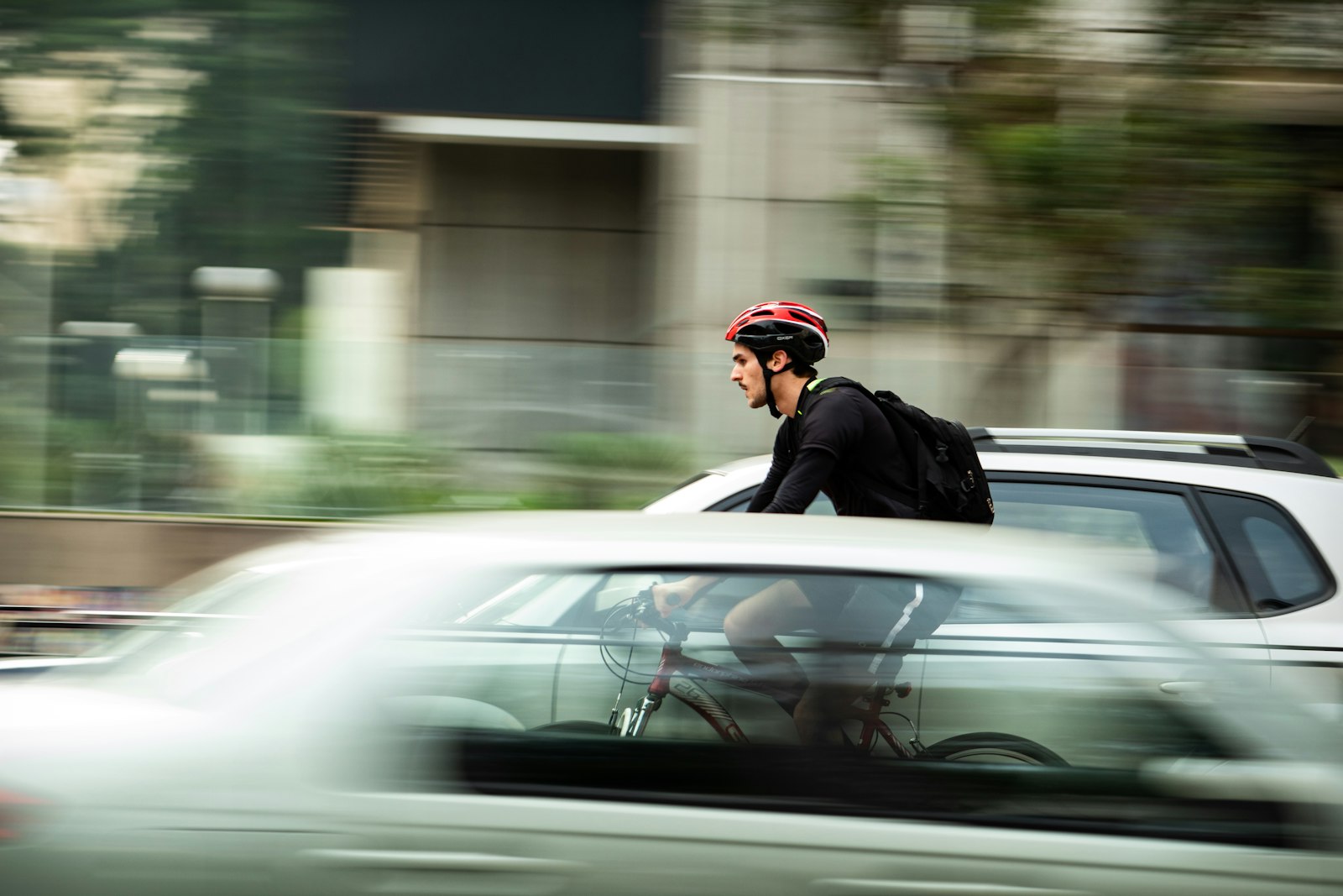 Canon EOS 1300D (EOS Rebel T6 / EOS Kiss X80) + Canon EF 75-300mm f/4-5.6 sample photo. Man riding bicycle near photography