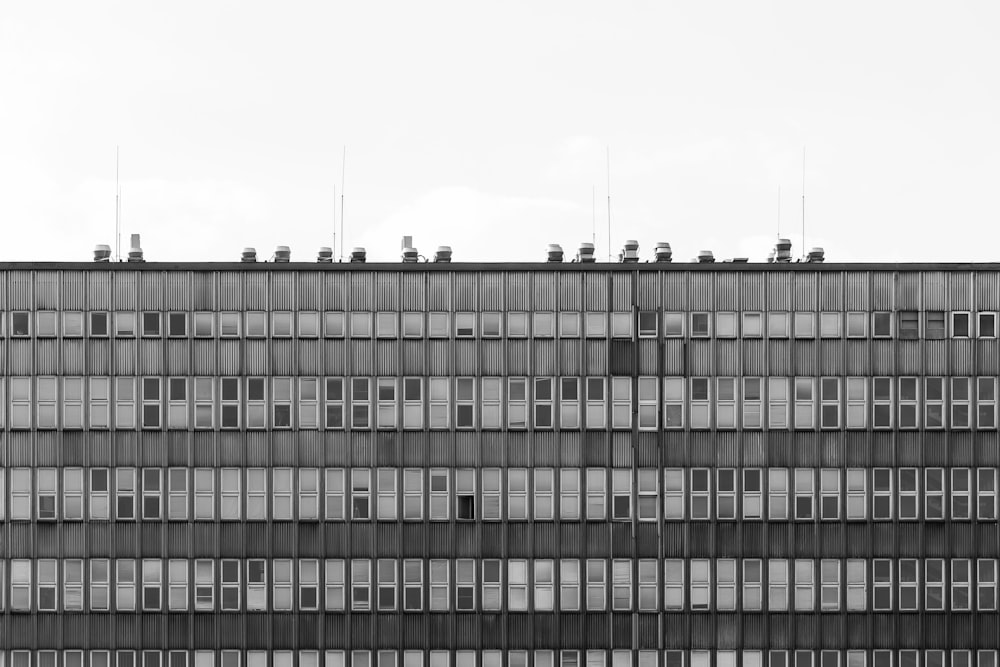 Edifício de concreto cinza e preto