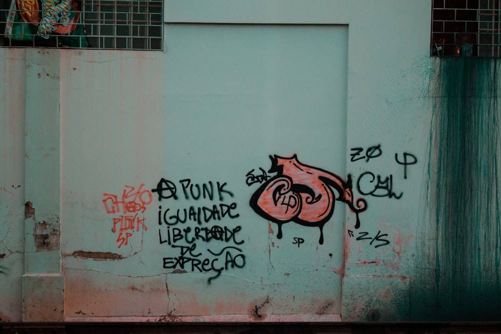Grafite do coração na parede do teal