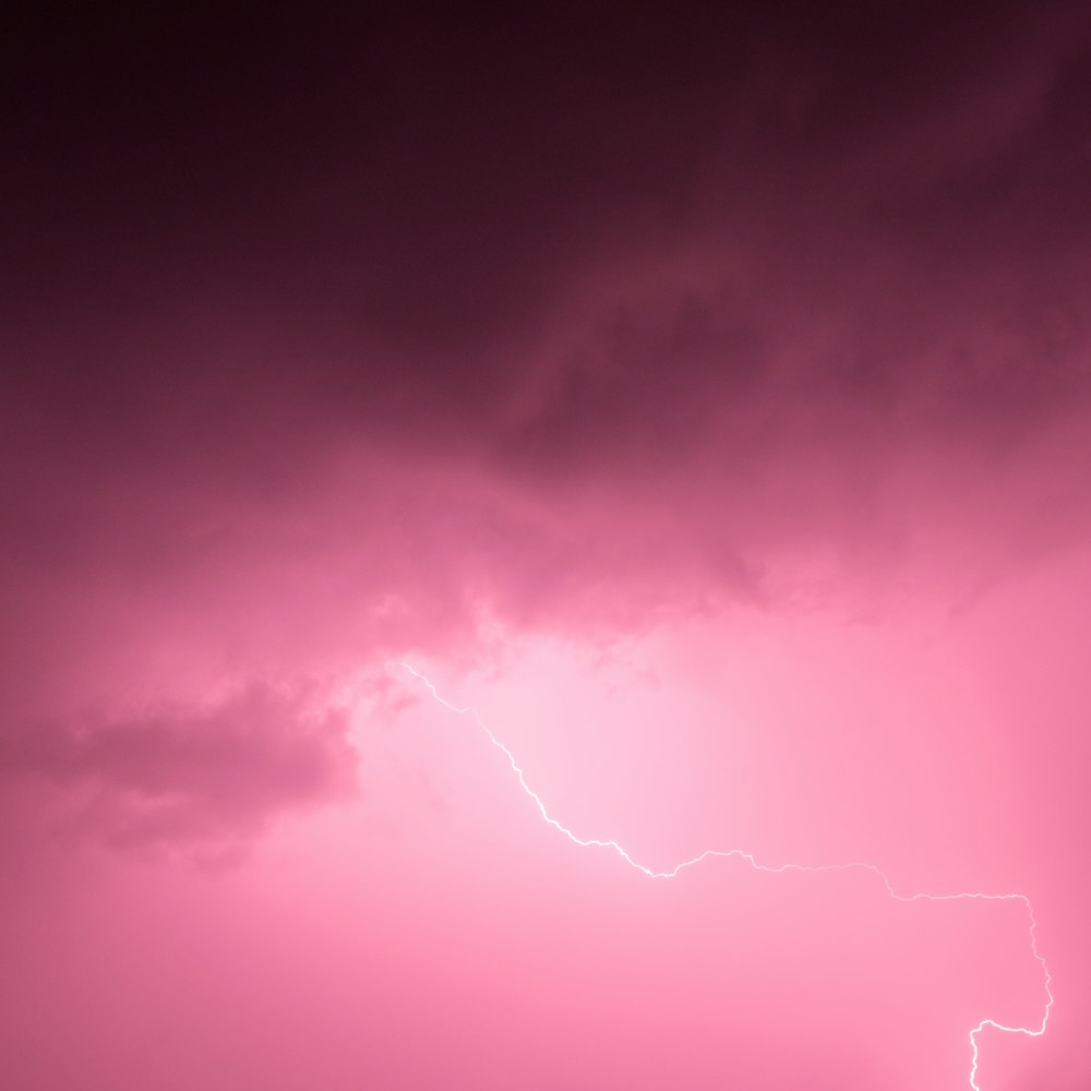 fotografia de nuvem rosa com trovão