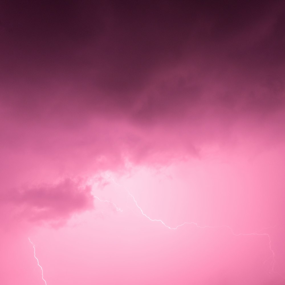 cielo rosa con fulmini