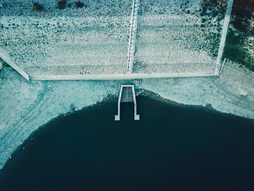 corpo de água ao lado de uma escada cinza