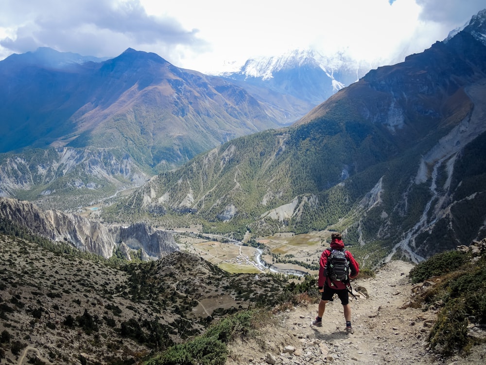 Person in rotem Top-Waling neben Berg