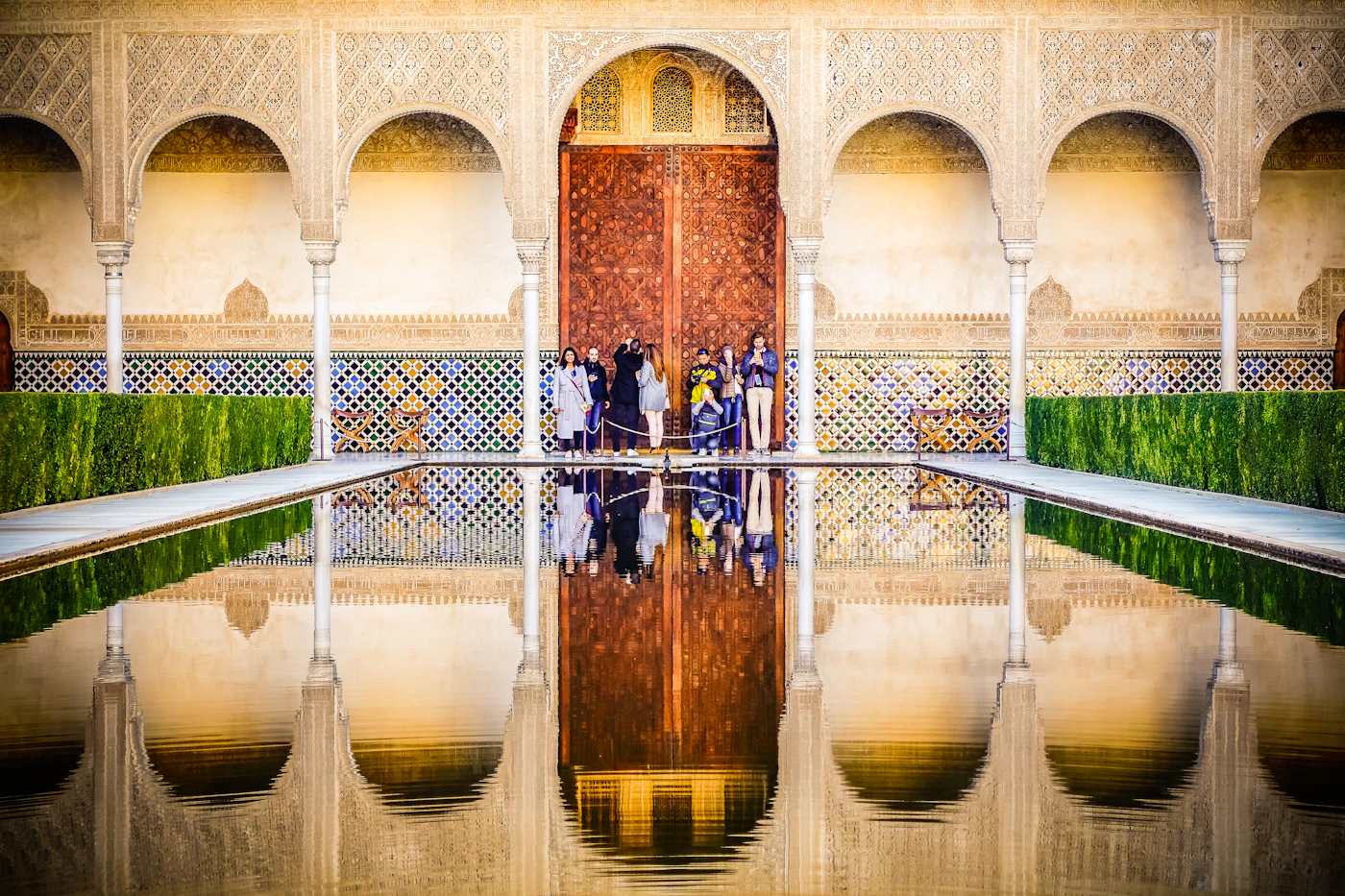 Waterbassin en bogen in de Nasrid-paleizen van de Alhambra