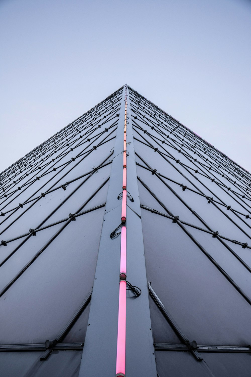 Edificio de hormigón gris y rosa