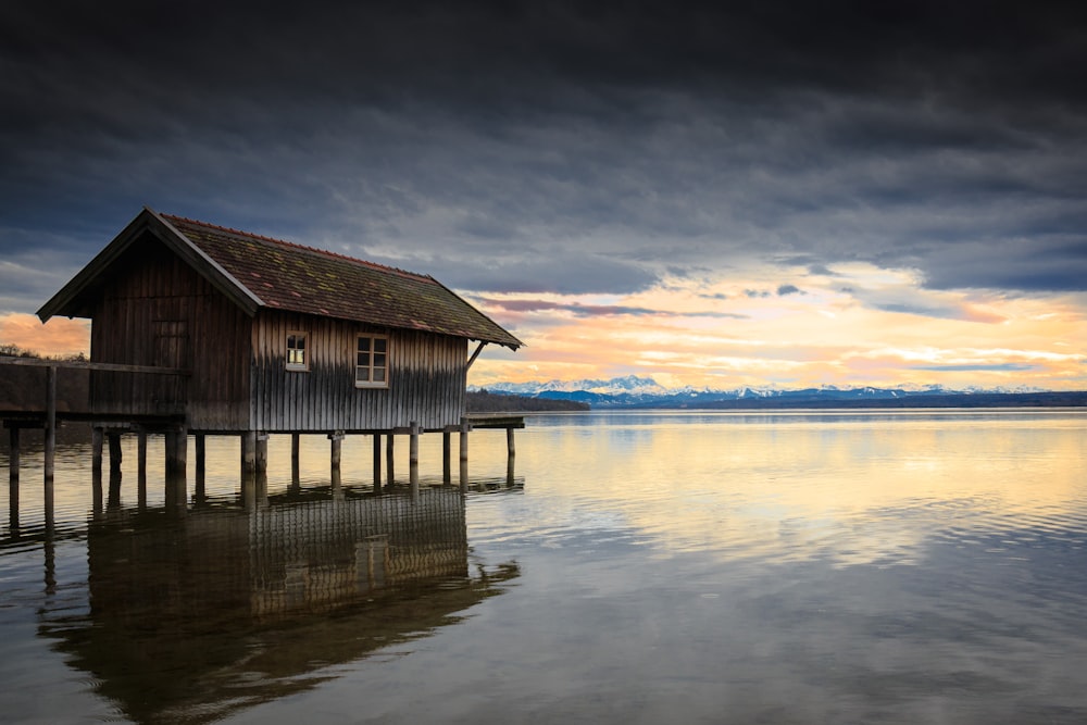 casa sopra lo specchio d'acqua