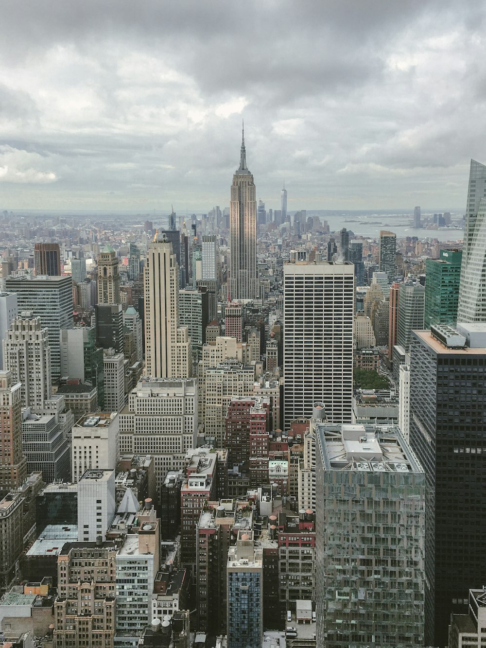 高層ビルの空中写真