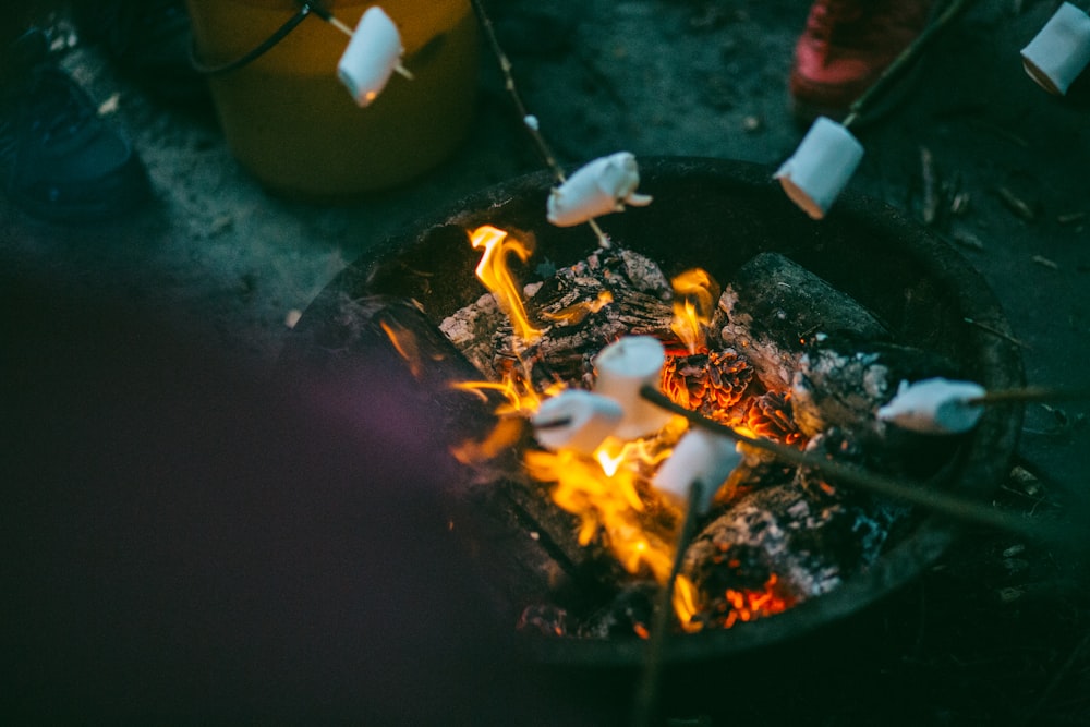 persone che grigliano marshmallow