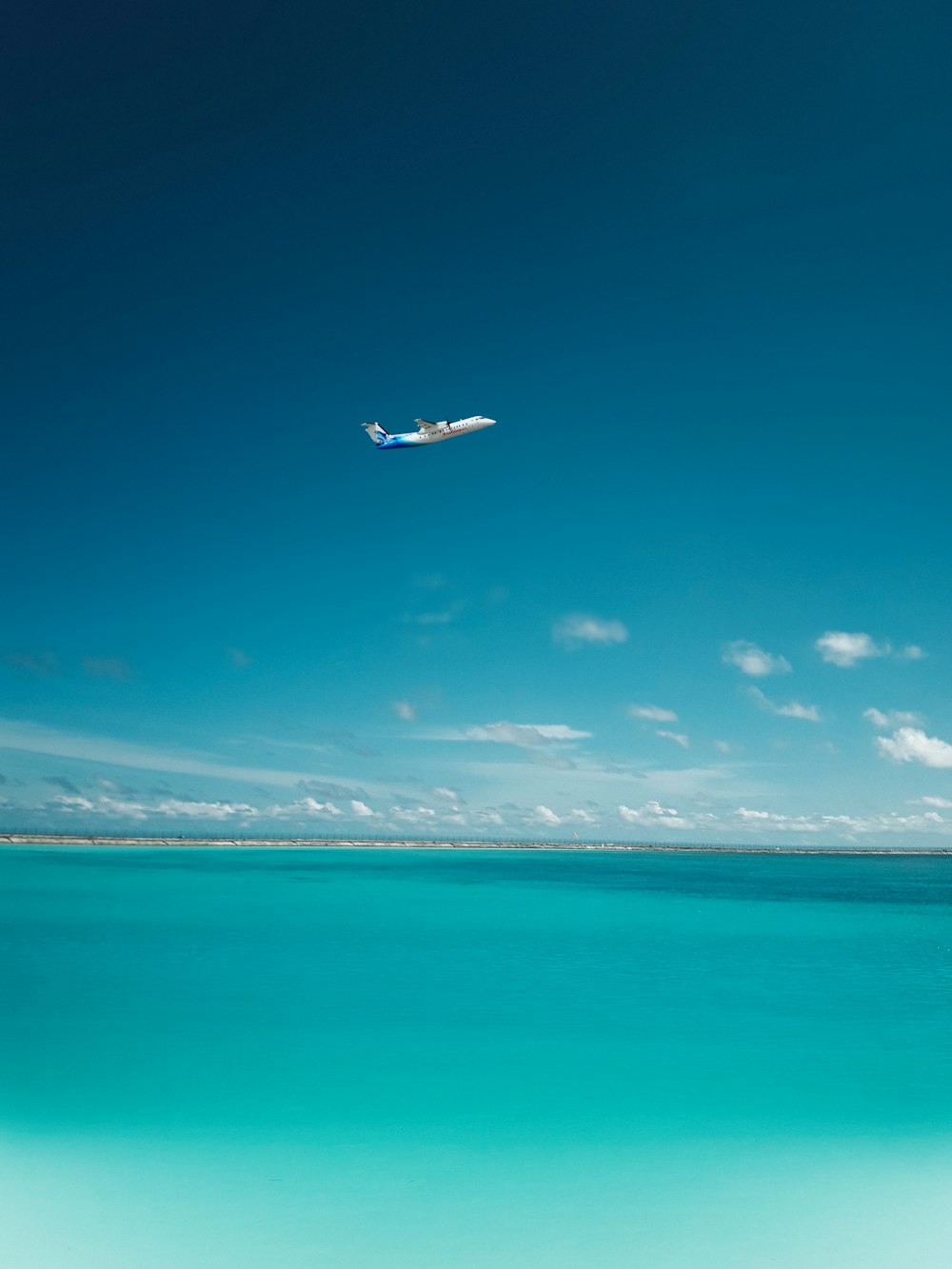 foto do avião sobre o corpo de água