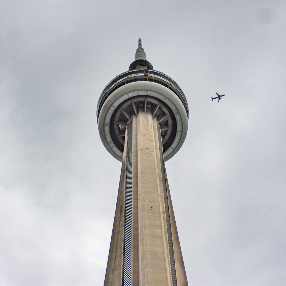 Blick aus der Wurmperspektive auf den CN Tower, Kanada