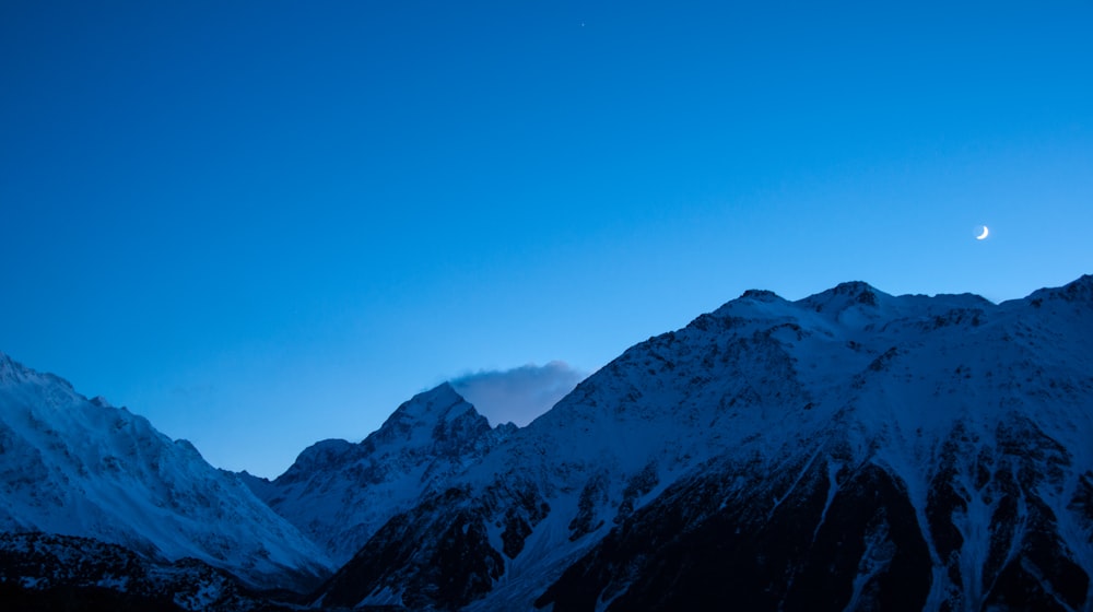 montanha coberta de neve sob o céu azul