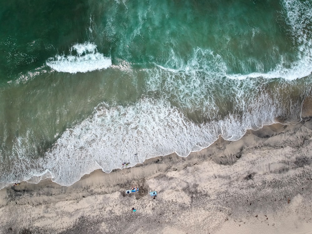 uma vista aérea de uma praia e oceano