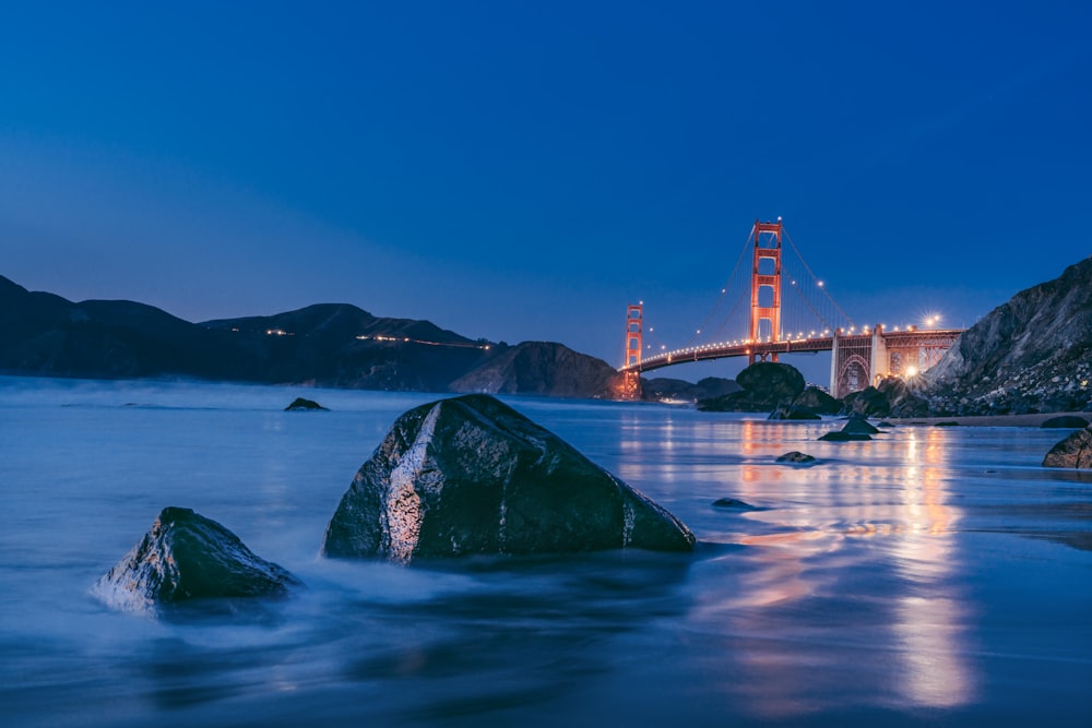 Golden Gate Bridge, Califórnia EUA durante a noite