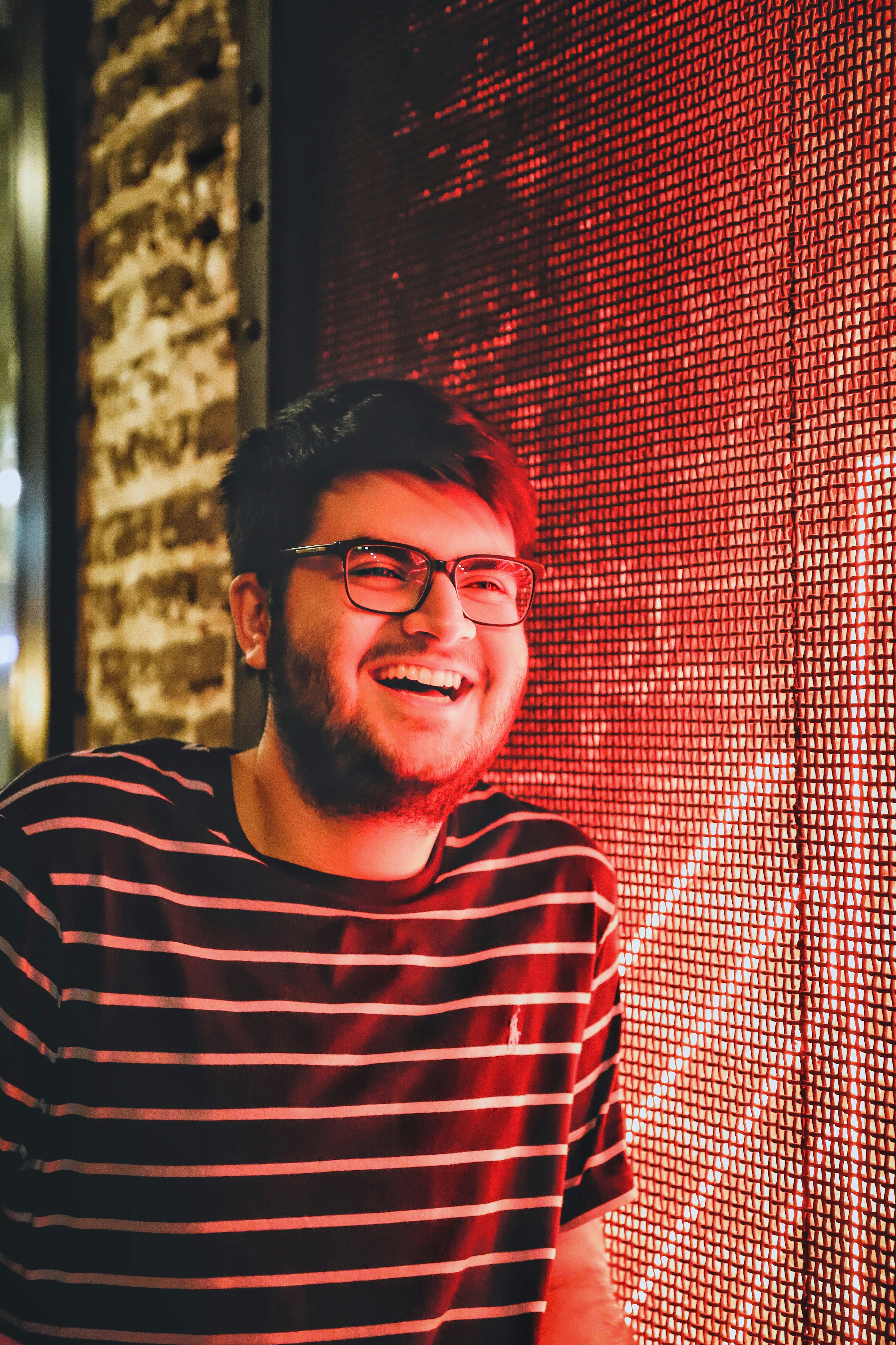 Mann steht am Fenster