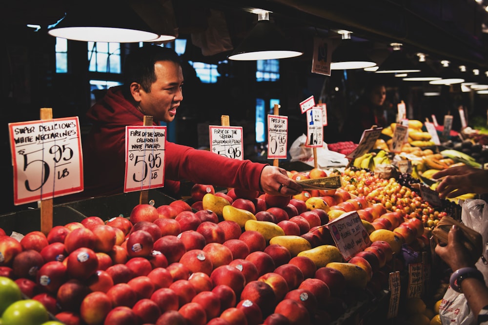 homme vendant des fruits