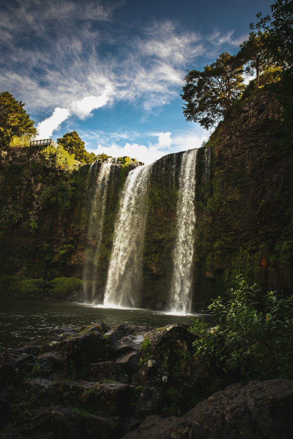 Wasserfälle unter weißen Wolken