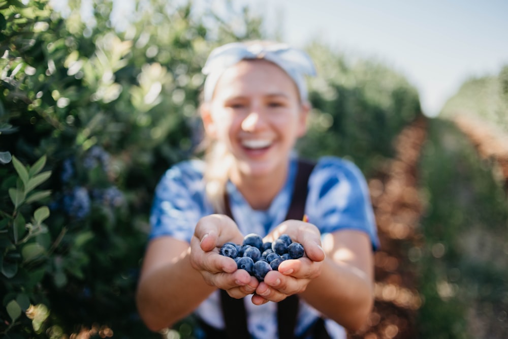 Frau mit Blaubeeren