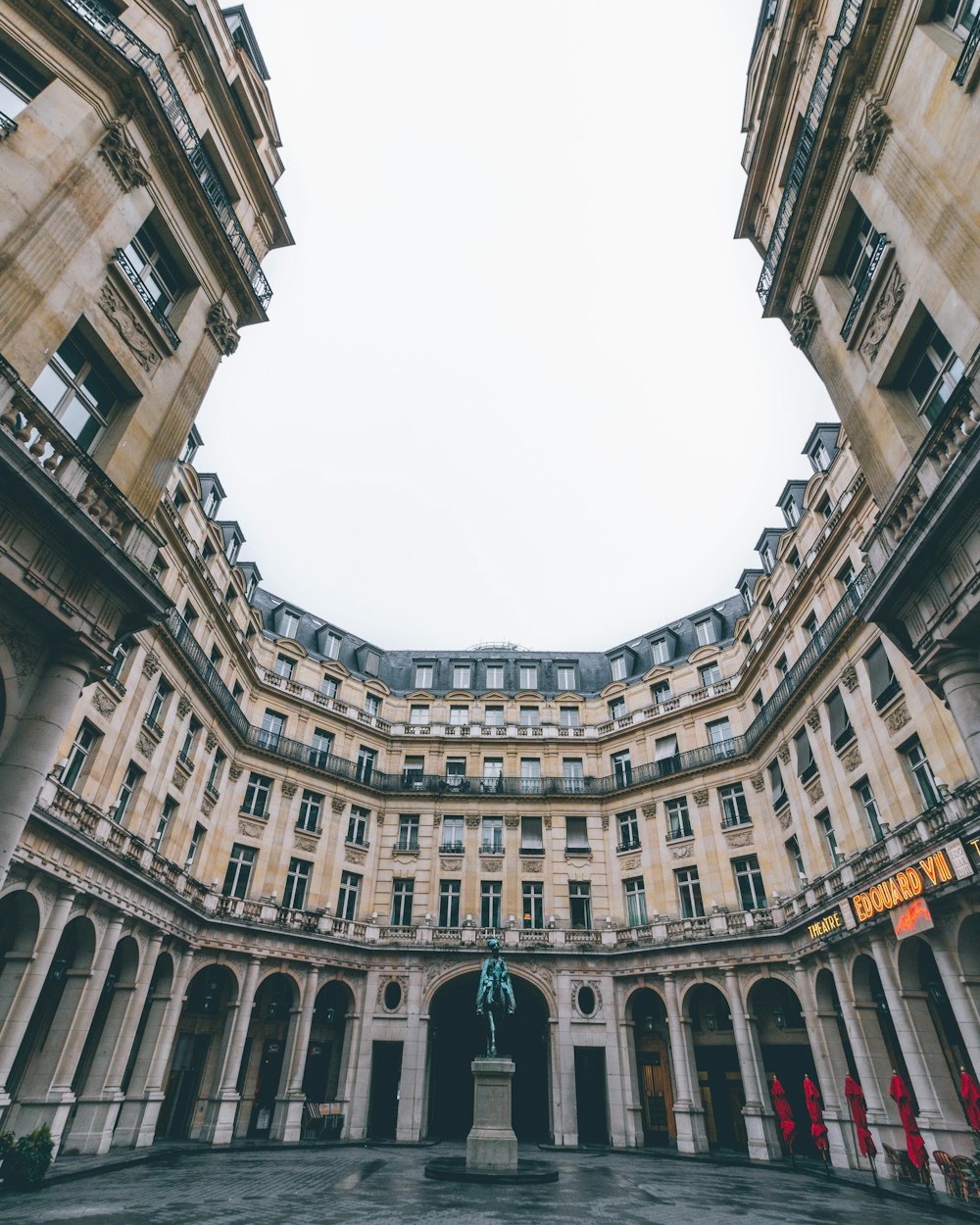 Bâtiment brun avec place pendant la journée