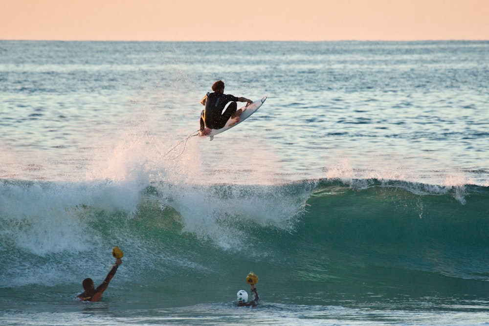 personne faisant du surf