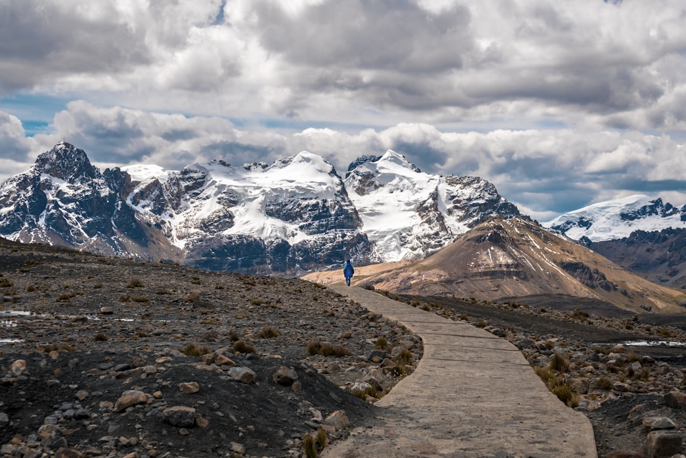 Persona que camina hacia la montaña nevada