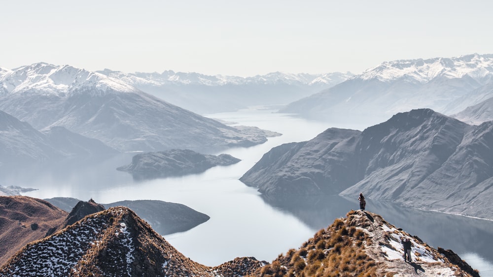 Landschaftsfotografie von Flüssen zwischen Hügeln