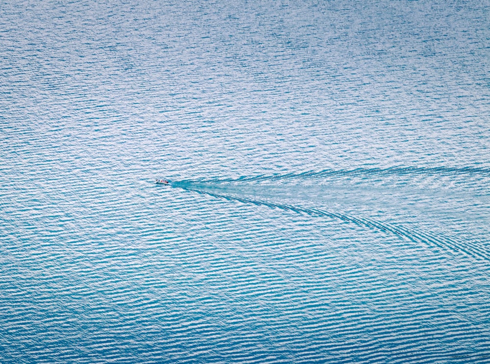 vue d’oiseau photographie de bateau à moteur dans l’océan