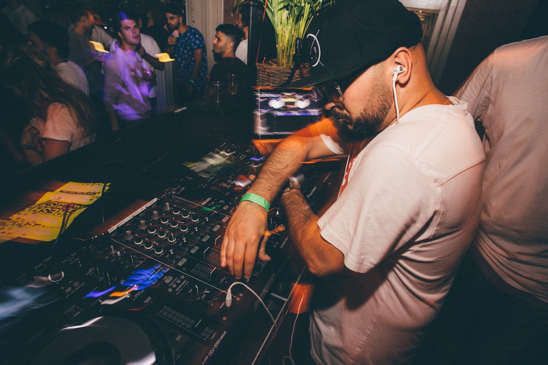 DJ playing music, DJ SMP