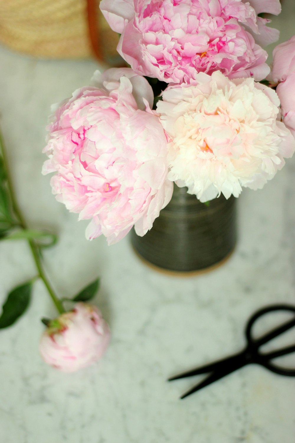 flores rosas y blancas en jarrón