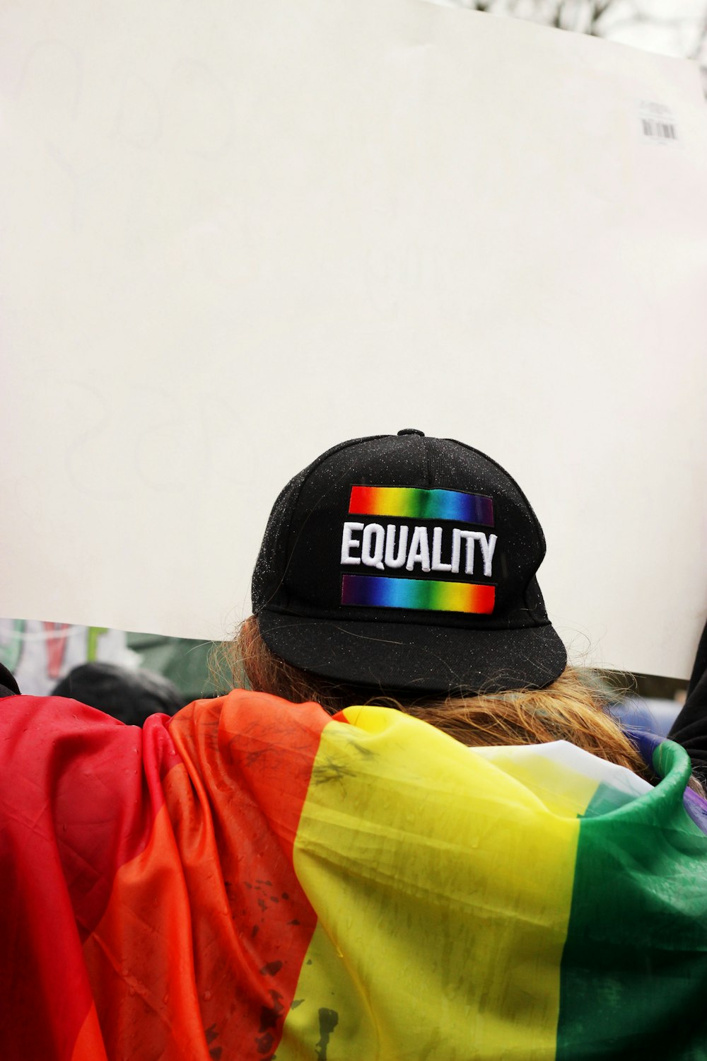 pessoa usando boné preto Equality impresso