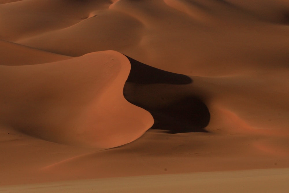 Un gruppo di dune di sabbia nel deserto