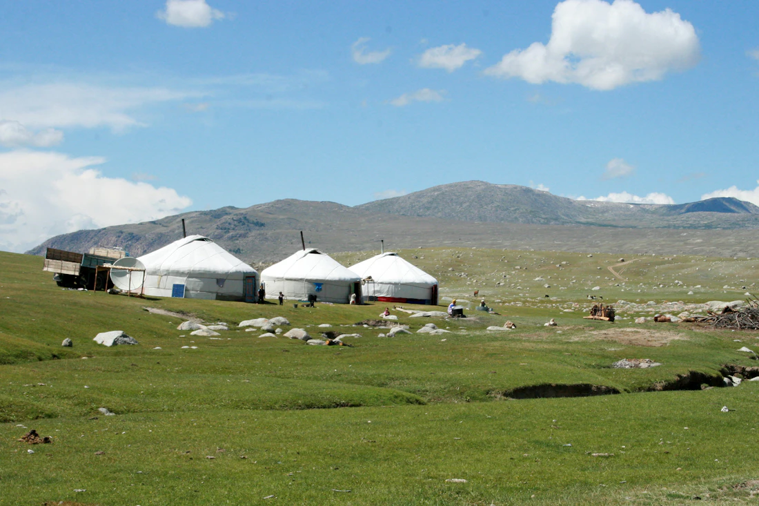 Yourtes traditionnelles dans un paysage mongol